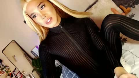 Snapshot of tiara_perezx chatting on February 5, 6:45 am Sam online show from February 5, 6:45 am