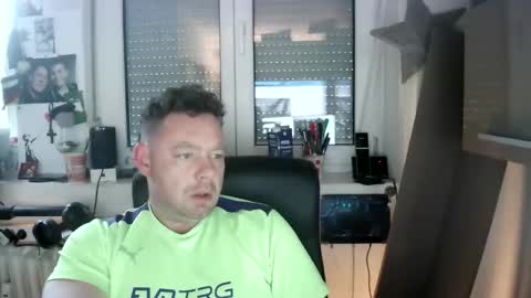 Snapshot of tomame_ chatting on December 15, 7:35 am tomame_ online show from December 15, 7:35 am