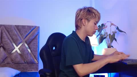Snapshot of tommyfoxboy chatting on January 19, 5:18 pm Tommy Foxboy online show from January 19, 5:18 pm