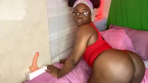 Snapshot of transgirl_omi chatting on February 8, 9:56 am TransDomme Omi online show from February 8, 9:56 am