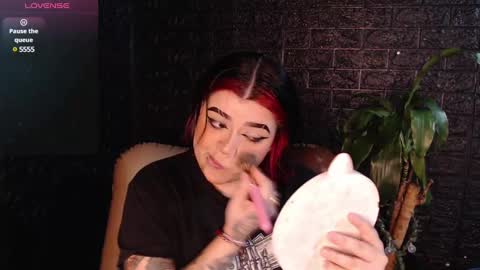 Snapshot of trixxiee_ chatting on December 14, 2:44 am trixxiee_ online show from December 14, 2:44 am