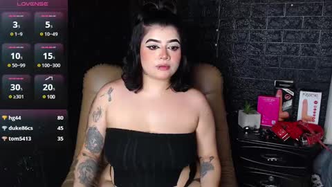 Snapshot of trixxiee_ chatting on February 17, 7:44 pm trixxiee_ online show from February 17, 7:44 pm