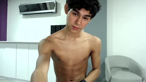 Snapshot of twink_waldorf chatting on December 14, 9:35 pm Twink Waldorf online show from December 14, 9:35 pm