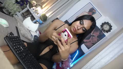 Snapshot of urasians_cummer chatting on February 15, 2:33 pm Pau online show from February 15, 2:33 pm