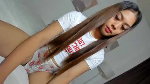 Snapshot of urnightmarexoxo chatting on December 26, 12:59 pm urdreamgirlxoxo online show from December 26, 12:59 pm