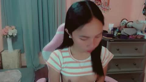 Snapshot of ursexy_michelle chatting on December 5, 2:04 am Your Future Michelle online show from December 5, 2:04 am