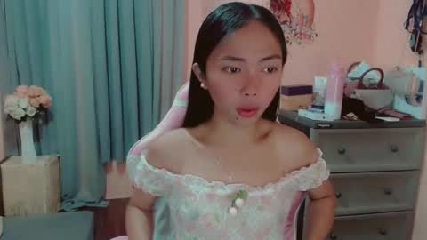 Snapshot of ursexy_michelle chatting on December 3, 4:42 am Your Future Michelle online show from December 3, 4:42 am