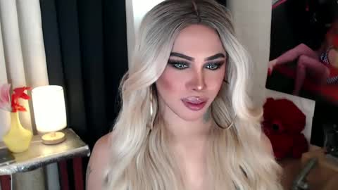 Snapshot of valentina_goddess_tsxxx chatting on February 16, 1:25 am Amanda online show from February 16, 1:25 am