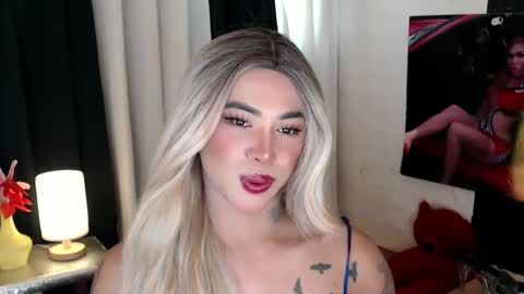 Snapshot of valentina_goddess_tsxxx chatting on March 4, 12:50 am Amanda online show from March 4, 12:50 am