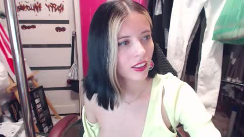 Snapshot of valeriaxkiss chatting on December 17, 10:00 pm ValeriaXKiss online show from December 17, 10:00 pm