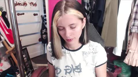 Snapshot of valeriaxkiss chatting on February 22, 9:56 am ValeriaXKiss online show from February 22, 9:56 am