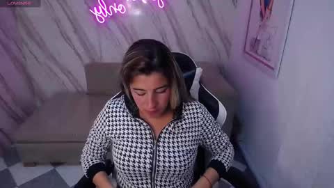 Snapshot of valerie_b chatting on February 16, 1:47 am valerie_b online show from February 16, 1:47 am