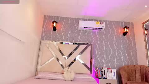 Snapshot of vanessa_guzman1 chatting on February 23, 1:32 pm online show from February 23, 1:32 pm