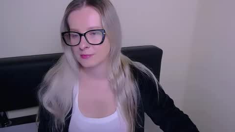 Snapshot of vanillaex_ chatting on September 19, 6:39 am Mia online show from September 19, 6:39 am
