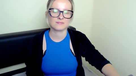 Snapshot of vanillaex_ chatting on September 12, 6:48 am Mia online show from September 12, 6:48 am