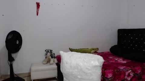 Snapshot of venus_menoza chatting on February 17, 1:22 pm venus_menoza online show from February 17, 1:22 pm