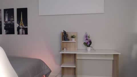 Mia online show from September 17, 12:41 pm