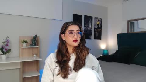 Mia online show from September 18, 12:42 pm
