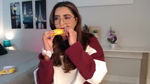 Mia online show from September 13, 12:40 pm