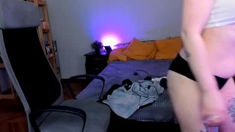 Snapshot of violet_oblivion chatting on December 21, 10:39 am violet_oblivion online show from December 21, 10:39 am
