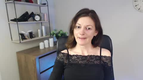 Snapshot of vivian_dream chatting on February 24, 7:00 am Vivian online show from February 24, 7:00 am