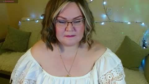 Snapshot of vivien__wet chatting on February 5, 8:46 pm Vivien online show from February 5, 8:46 pm