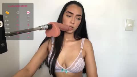 vsantini_ online show from February 5, 10:01 pm