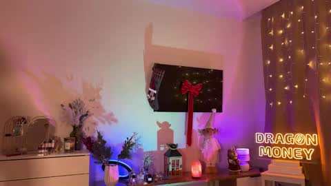Mia online show from December 3, 1:06 pm