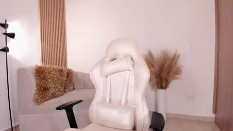 Snapshot of wandathompson_ chatting on February 17, 5:12 pm Wanda online show from February 17, 5:12 pm