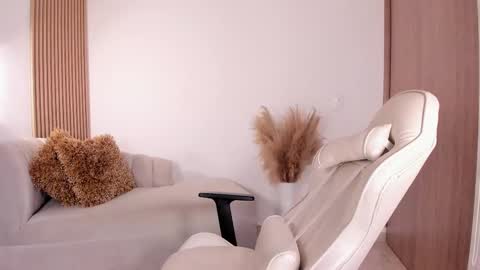Snapshot of wandathompson_ chatting on February 19, 5:16 pm Wanda online show from February 19, 5:16 pm
