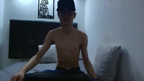 Snapshot of wolfan_sky chatting on March 10, 11:23 am W O L F online show from March 10, 11:23 am
