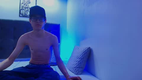 Snapshot of wolfan_sky chatting on March 7, 11:29 am W O L F online show from March 7, 11:29 am