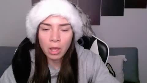 Snapshot of wolfs_daughter chatting on December 25, 3:18 am Alex online show from December 25, 3:18 am