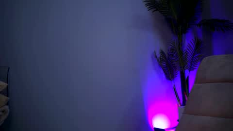 xoxoevie online show from September 18, 5:00 am