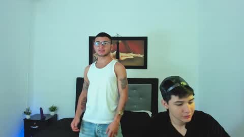 Snapshot of xxhoty0ung_boysxx chatting on February 26, 2:27 pm David and Mike online show from February 26, 2:27 pm