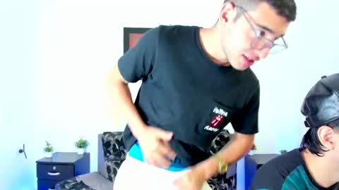 Snapshot of xxhoty0ung_boysxx chatting on March 3, 2:39 pm David and Mike online show from March 3, 2:39 pm