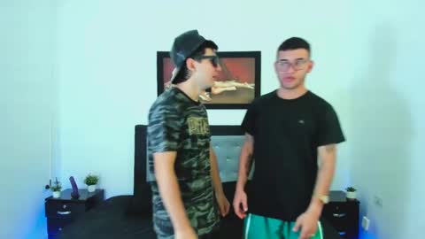 Snapshot of xxhoty0ung_boysxx chatting on February 25, 9:26 pm David and Mike online show from February 25, 9:26 pm