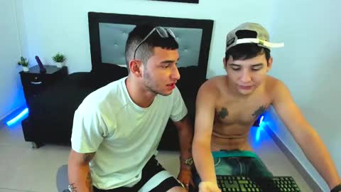 Snapshot of xxhoty0ung_boysxx chatting on February 27, 5:37 pm David and Mike online show from February 27, 5:37 pm