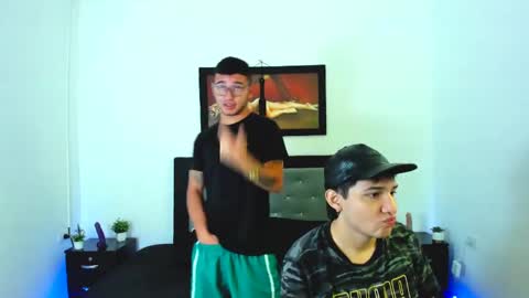 Snapshot of xxhoty0ung_boysxx chatting on February 25, 2:26 pm David and Mike online show from February 25, 2:26 pm