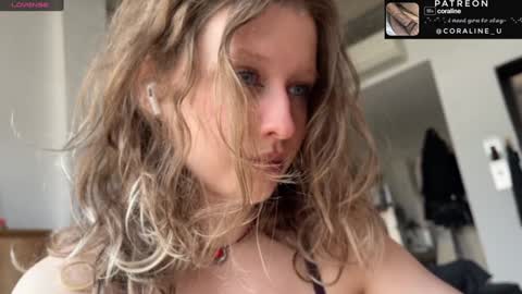 Snapshot of your_coraline_ chatting on January 17, 7:41 am your_coraline_ online show from January 17, 7:41 am