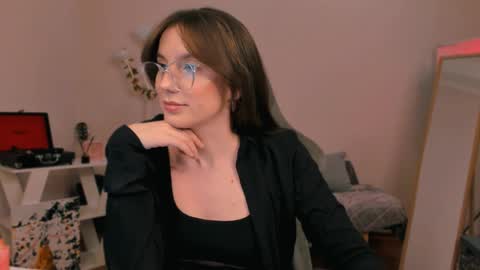 Snapshot of yourfrenchteacher chatting on February 1, 9:08 pm Chloe online show from February 1, 9:08 pm