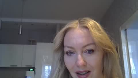 Snapshot of zarinaswift chatting on December 9, 4:45 am Zarina Swift online show from December 9, 4:45 am
