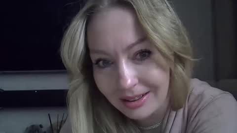 Snapshot of zarinaswift chatting on February 19, 5:27 am Zarina Swift online show from February 19, 5:27 am