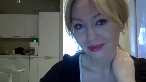 Snapshot of zarinaswift chatting on February 10, 4:41 am Zarina Swift online show from February 10, 4:41 am