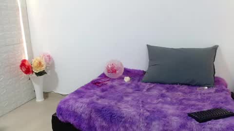 Snapshot of zoe_velvet chatting on February 20, 5:23 am Carolina online show from February 20, 5:23 am
