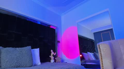 zoevidal_ online show from March 7, 11:51 am