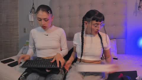 Snapshot of zowi_hottiee chatting on January 8, 9:12 pm cintya kors online show from January 8, 9:12 pm