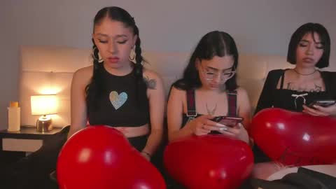 Snapshot of zowi_hottiee chatting on February 15, 2:47 am cintya kors online show from February 15, 2:47 am