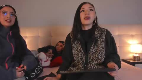 Snapshot of zowi_hottiee chatting on January 14, 2:08 am cintya kors online show from January 14, 2:08 am